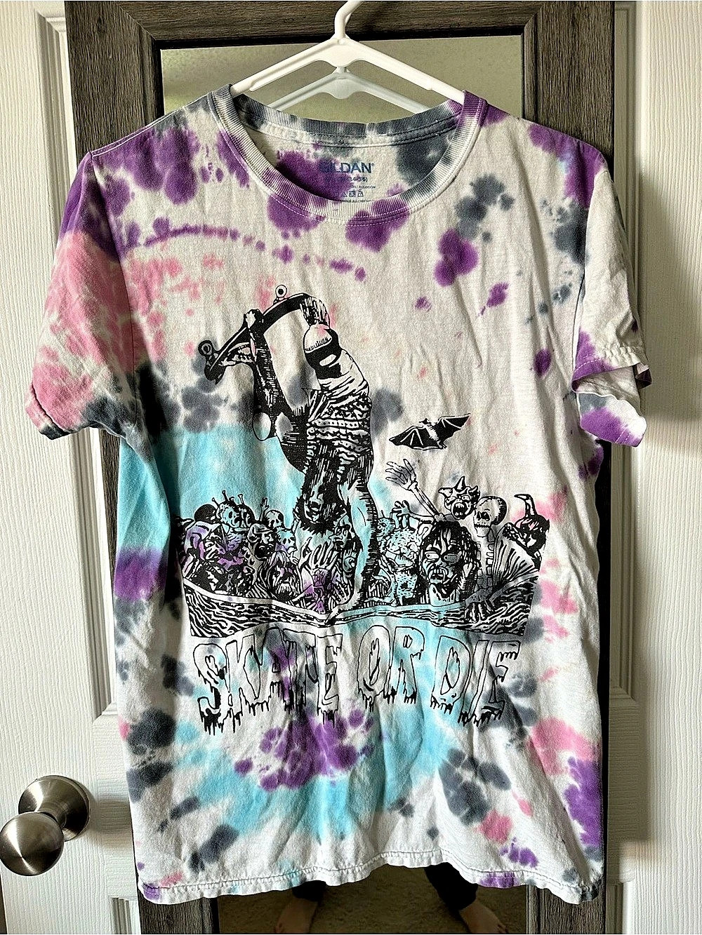 Gildan Graphic skater Tie-Dye Short Sleeve Tee Size Small